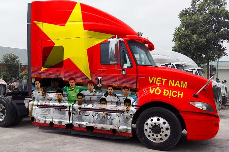 Người Việt Nam đang cực kỳ phấn khích và họ có muôn vàn cách để thể hiện tình yêu với đội tuyển U23 Việt Nam trước thềm chung kết U23 Châu Á, đặc biệt là đối với những người đang sở hữu ôtô. Các fan hậm mộ cuồng nhiệt của bóng đá Việt Nam đã bày tỏ tính yêu bằng cách  độ ôtô phong cách U23 Việt Nam với đủ phong cách khác nhau.